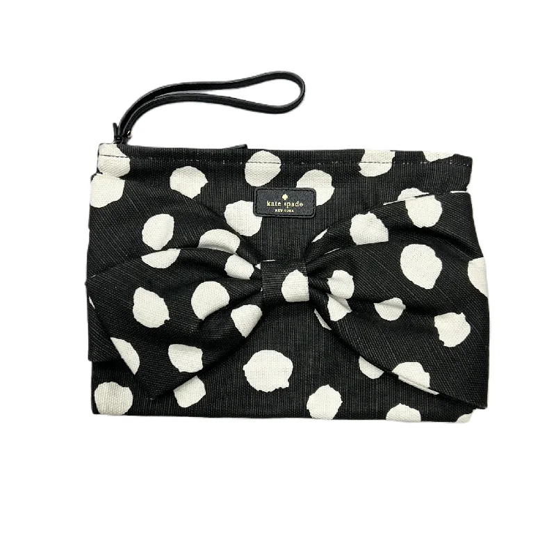 Handle bags with sleek hardware for sophistication -Clutch Designer By Kate Spade, Size: Medium