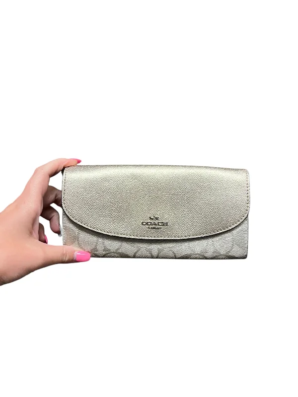 Handle bags with detachable pouches for versatility -Wallet Designer By Coach, Size: Large