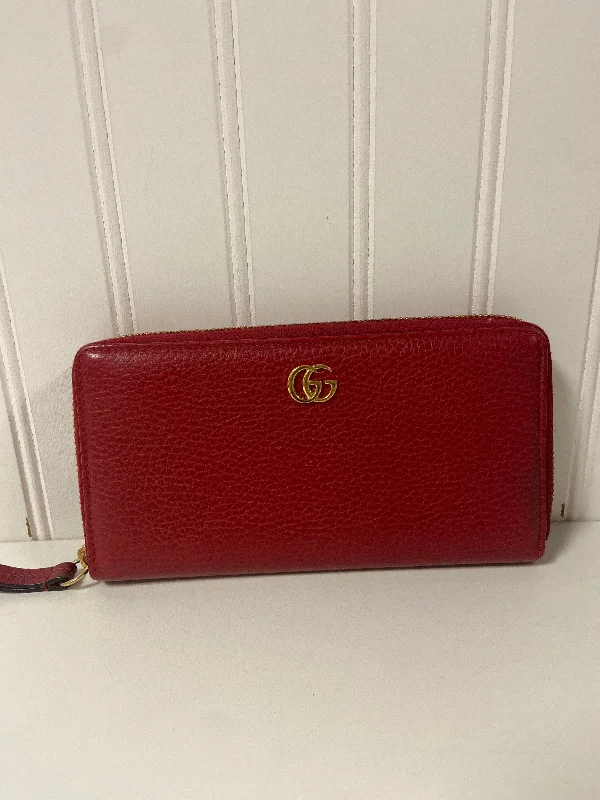 Handle bags with sleek leather for work -Wallet Luxury Designer By Gucci, Size: Medium